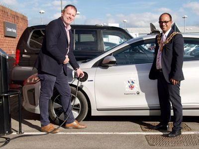Swindon's mayor gets behind the wheel of environmentally-friendly car from Pebley Beach